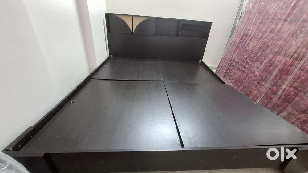 New  Computer Table with excellent color and condition. King Size