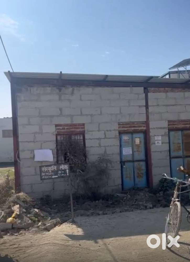Selling this full teen shed with window shutter and concrete blocks