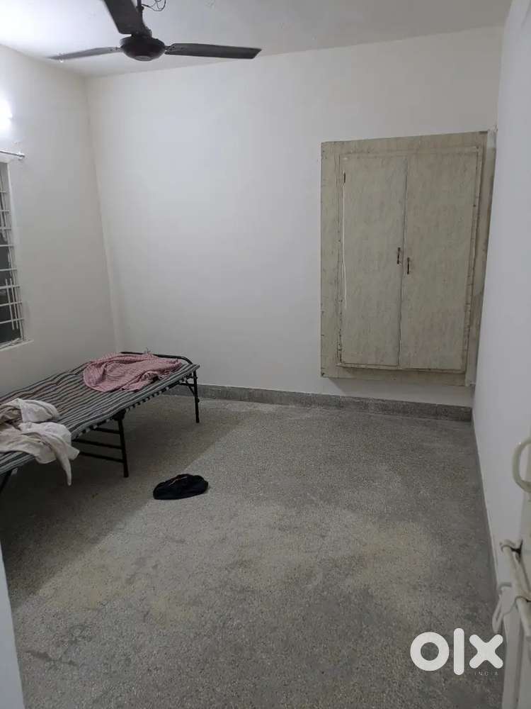 Requirement flat mate, students or professional working