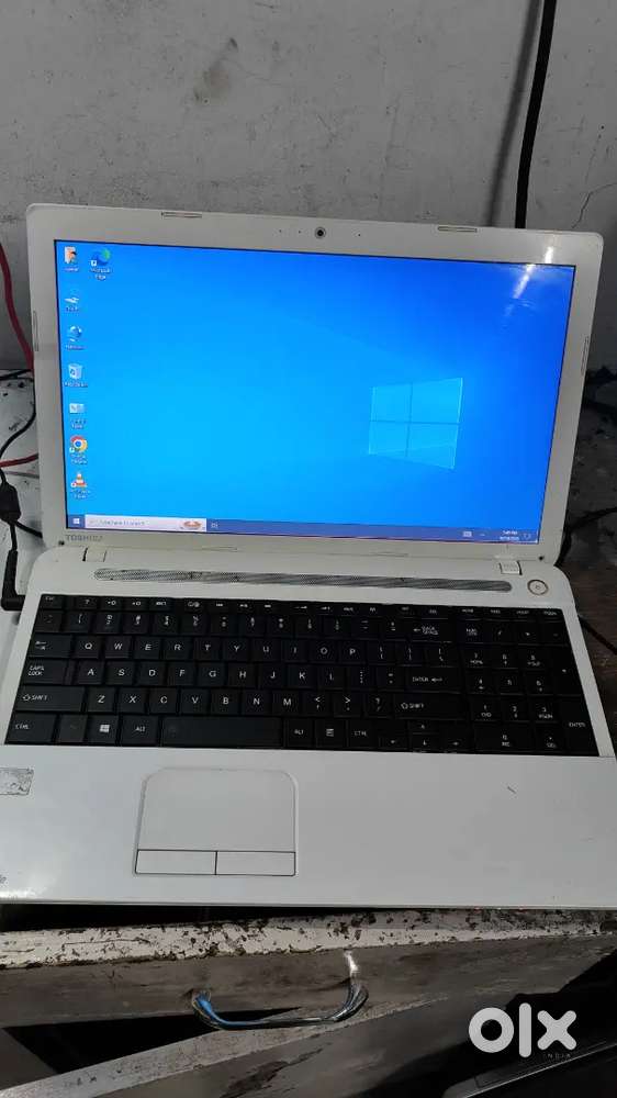 Toshiba laptop i5 8gb ram 500gb hdd 16inch screen windows 10 charger
