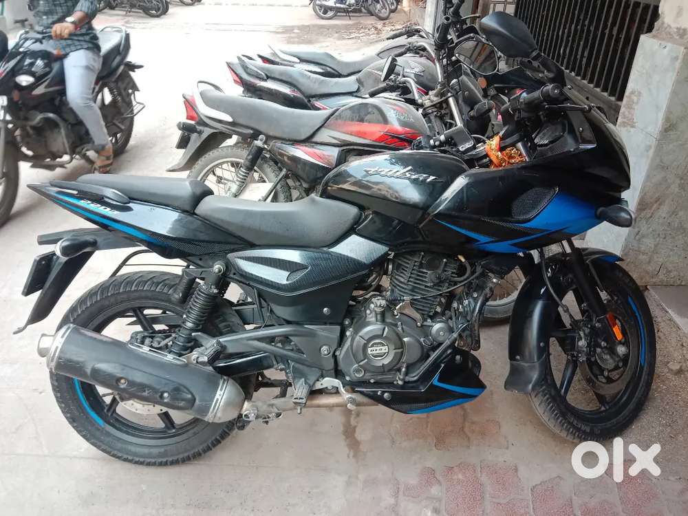 Pulsar 220 used like new , all documents clear