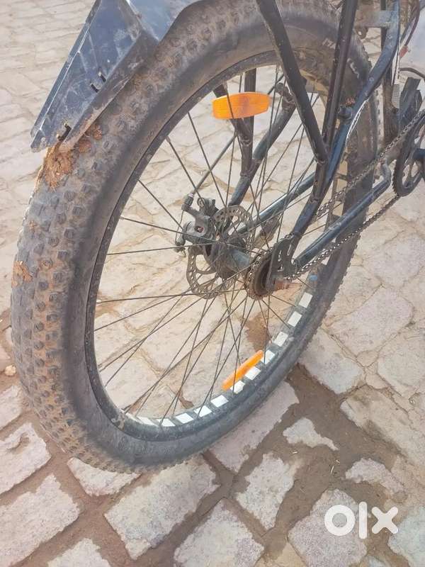 1 sal ki Chali Hui Hai