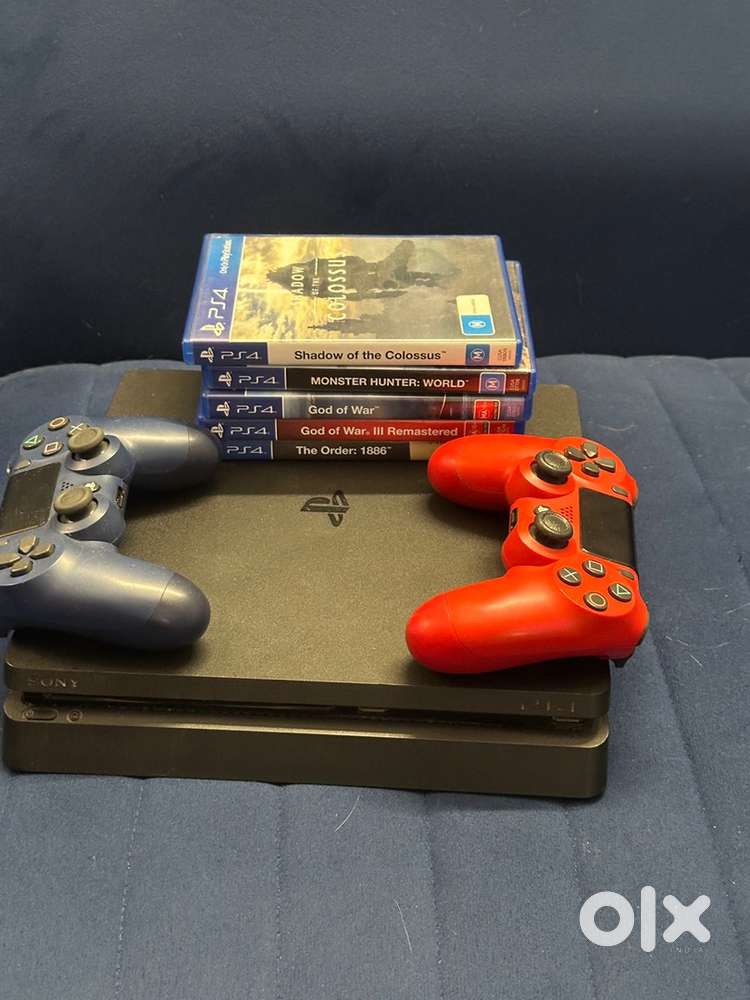 Selling PS4 1TB with 2 controllers