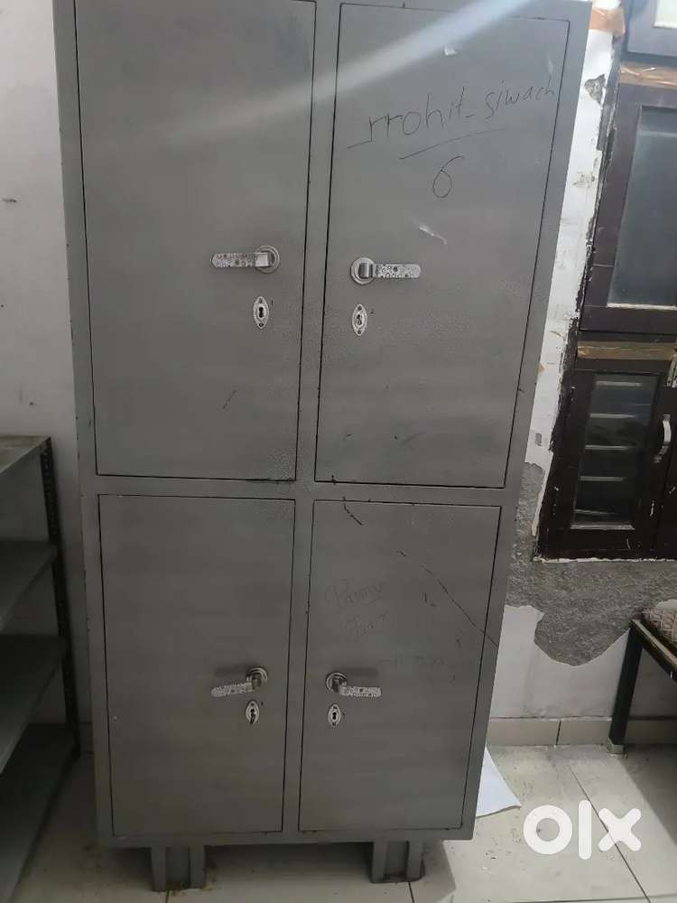 Good condition 14 almirah of PG 6000rs per almirah