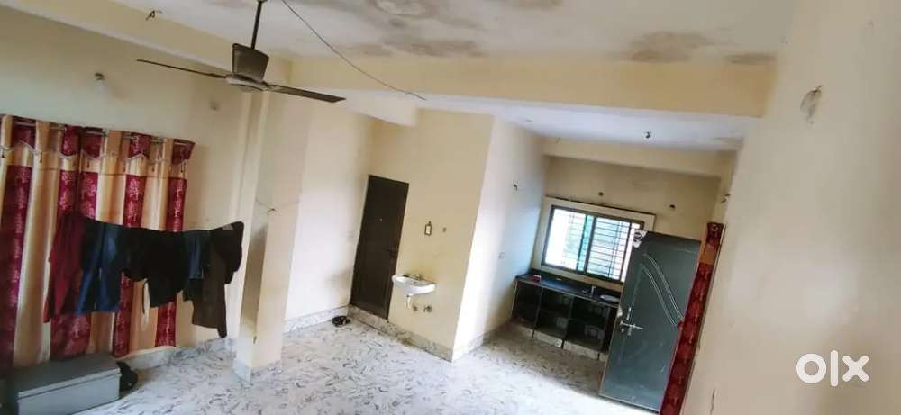 Rooms with attached latbath and kitchen available for rent