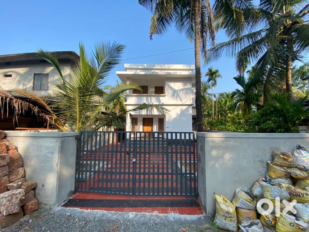 8 cent house 4 bhk attached bathroom, inter lock semifurnished house