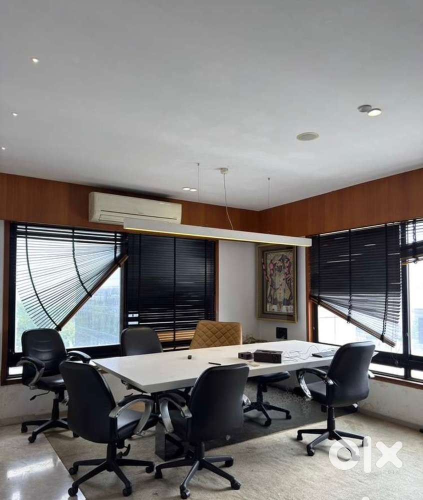 Required female office Staaf