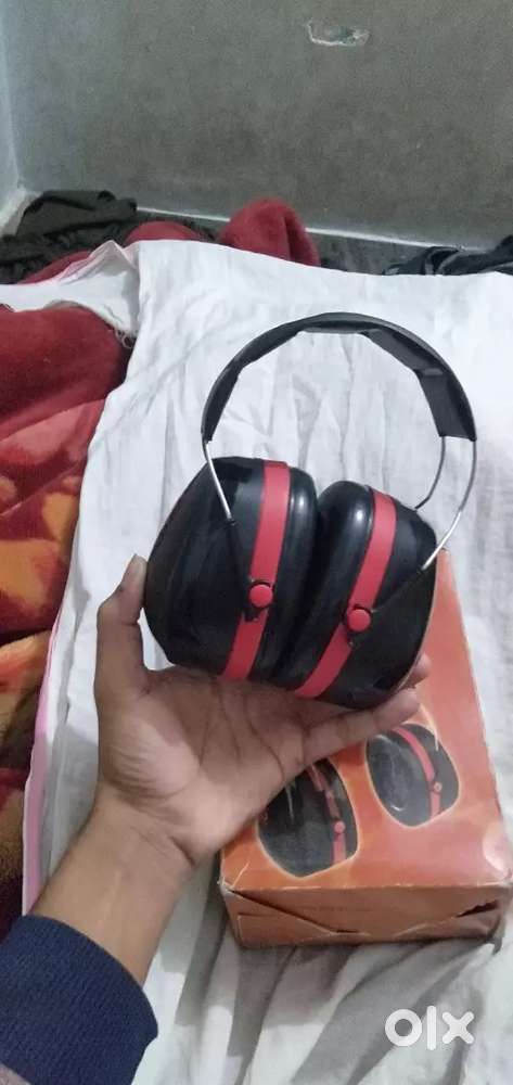 EAR MUFF बाहर के शोर शराबे को रोकता है
