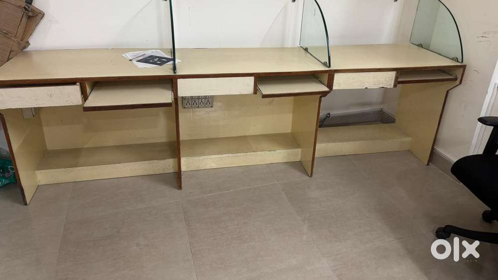 3 office workstations with glass partition