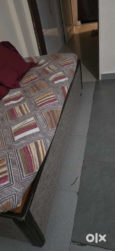 Good and new bed with mattress area problem