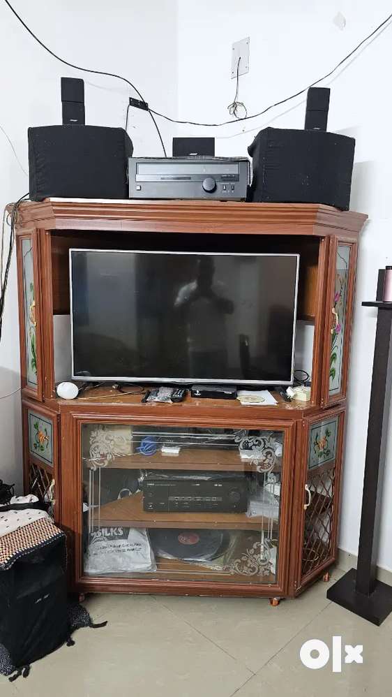 Corner TV stand