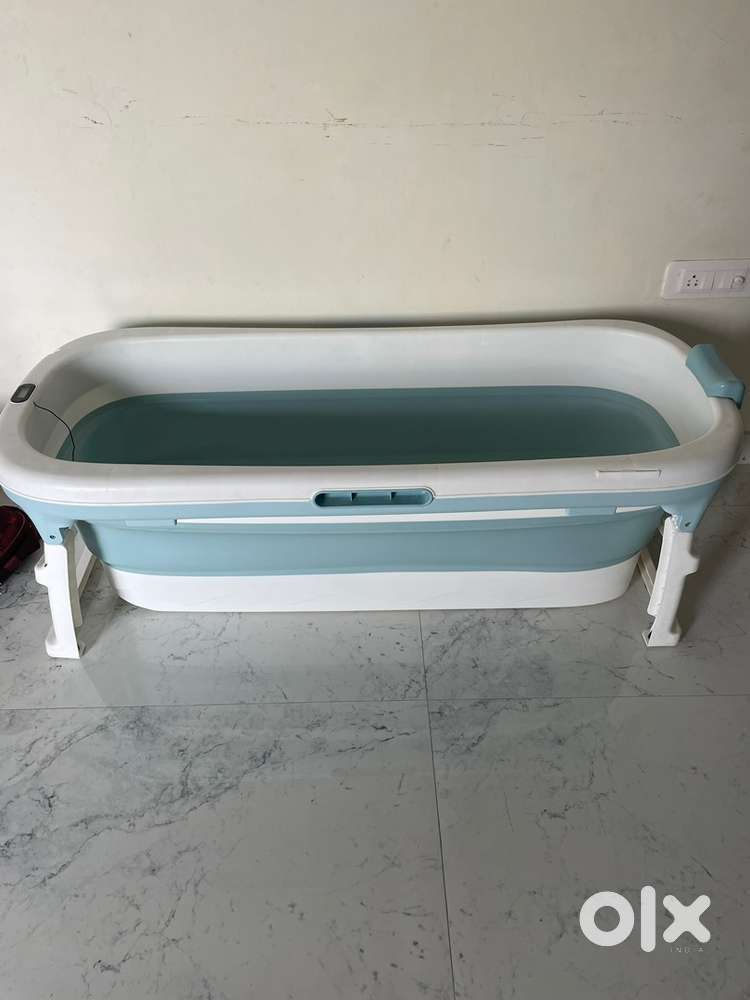 Bath tub for bathroom