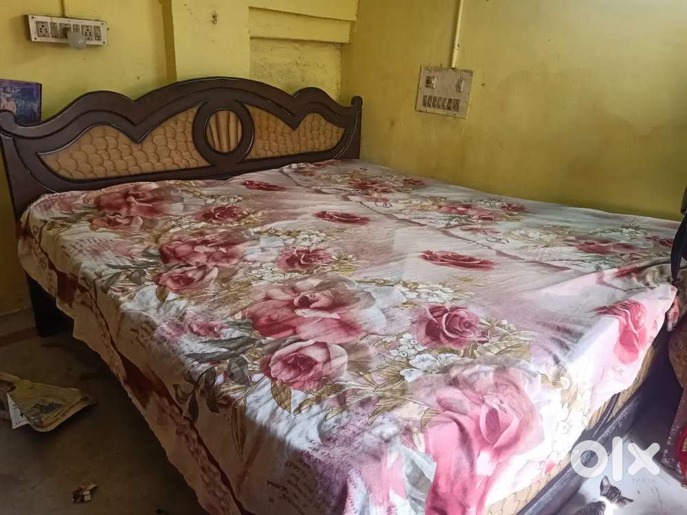 Bed with wooden Cot