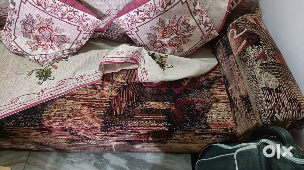 Clearance sale 5 seater sofa set with table 8500