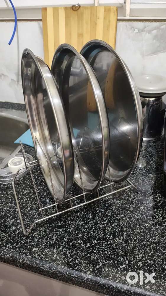 1 plate stand and 1 gas trolley with wheels