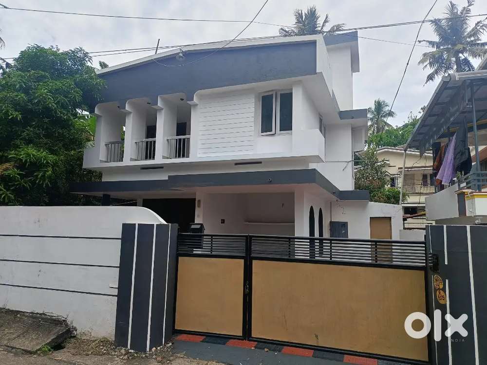 7.25 cent, 4bhk old house for sale ponganmood junction.