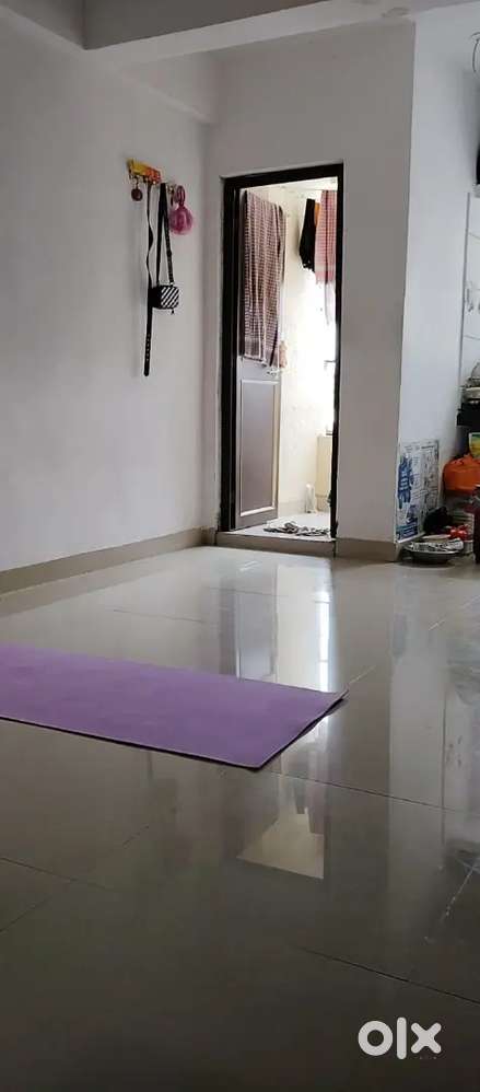 Locking for roomate (girl only )
