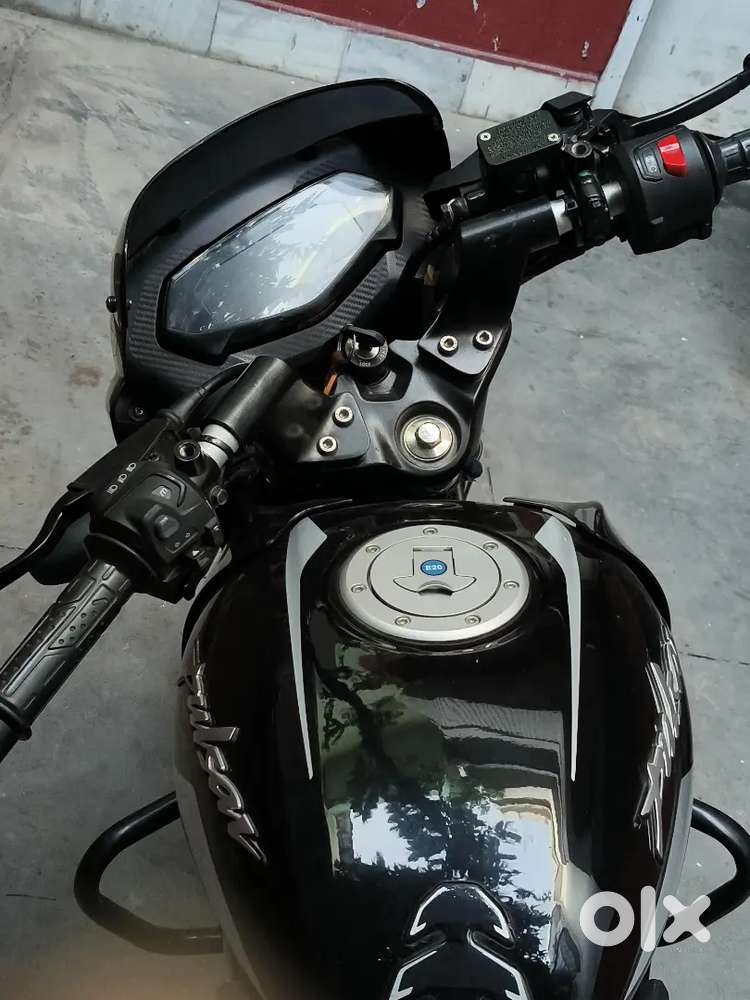 PULSAR 125 CARBON EDITION WITH BLUETOOTH CONNECTIVITY