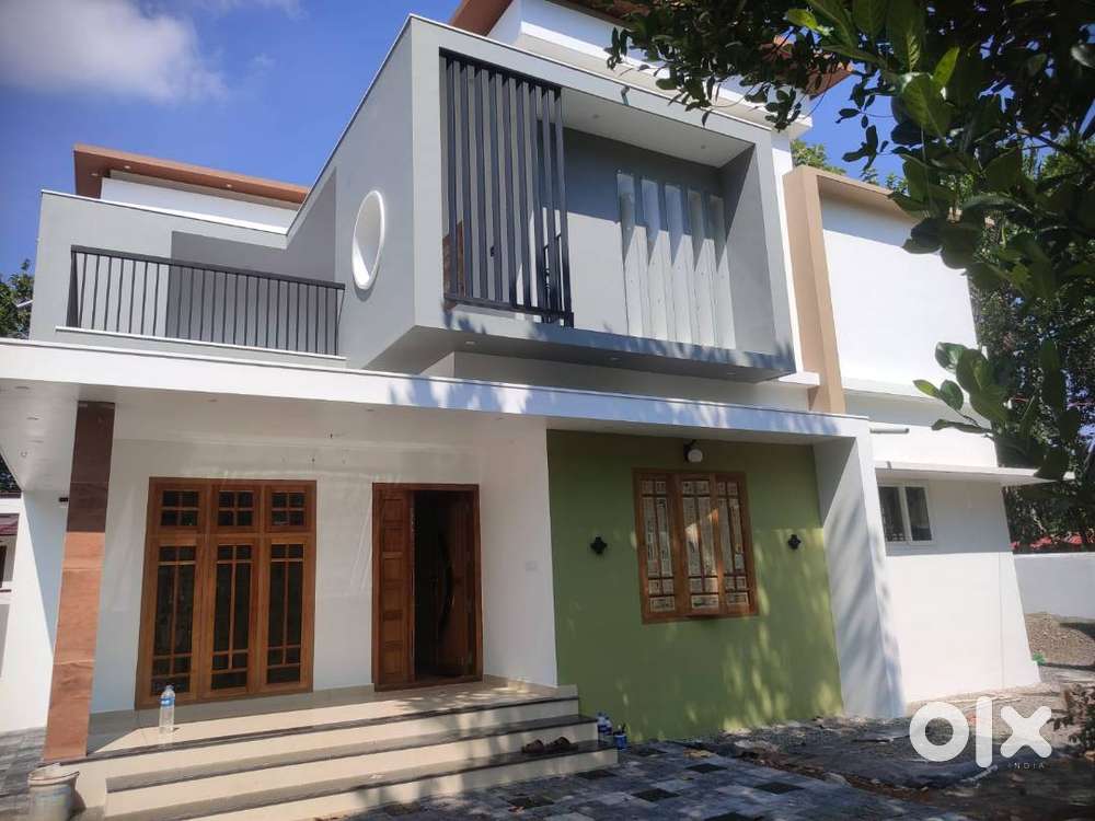 HOUSE FOR SALE NEAR PAREL CHURCH