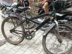 Baik li hai esliye bek rha hu sakil ko