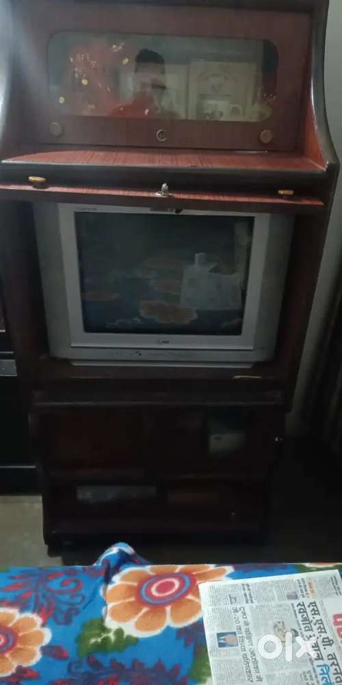 TV set with trolly for sell