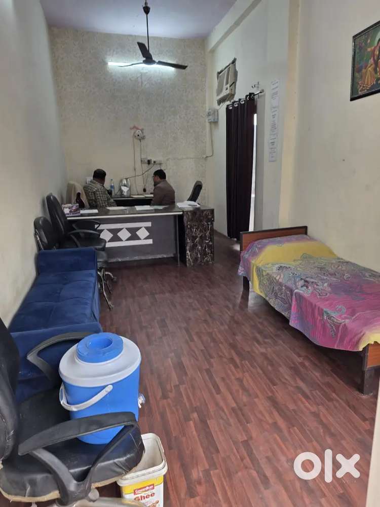 Main Road commercial office/shop on rent.