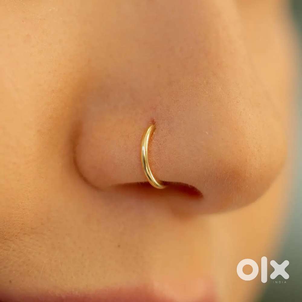 A latest nose gold pin
