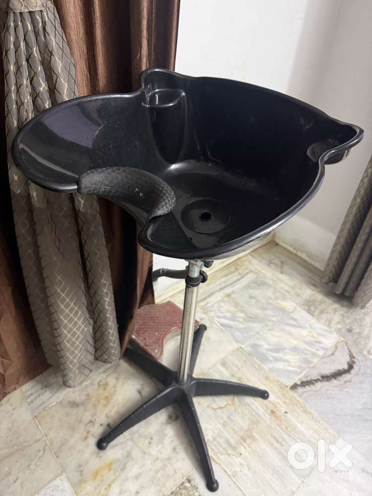 Head wash stand for salons and parlours