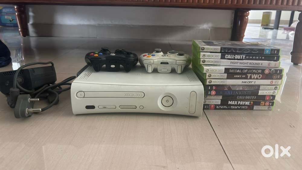 Xbox 360 combo-  2 wireless controllers and 10 orginal combat games- g