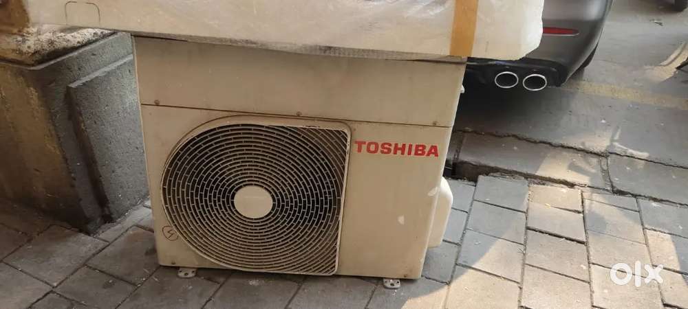 Toshiba 2 ton 4 star almost new condition med inThailand 4 nos 24500