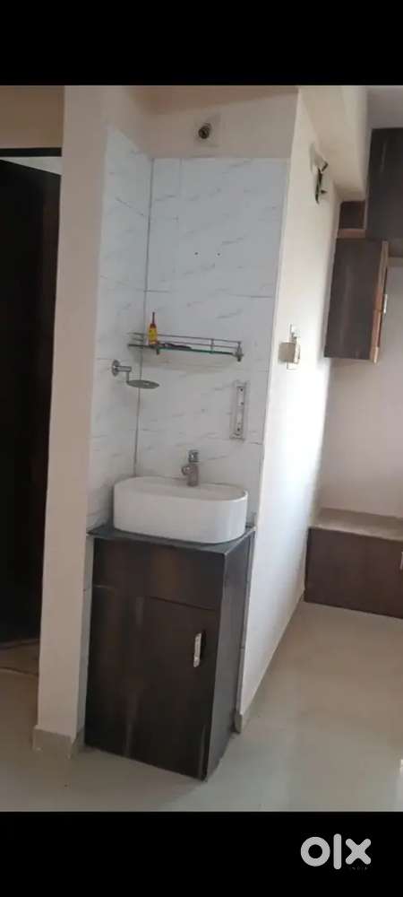 2 bhk flat 1Ac geyser gas lying available