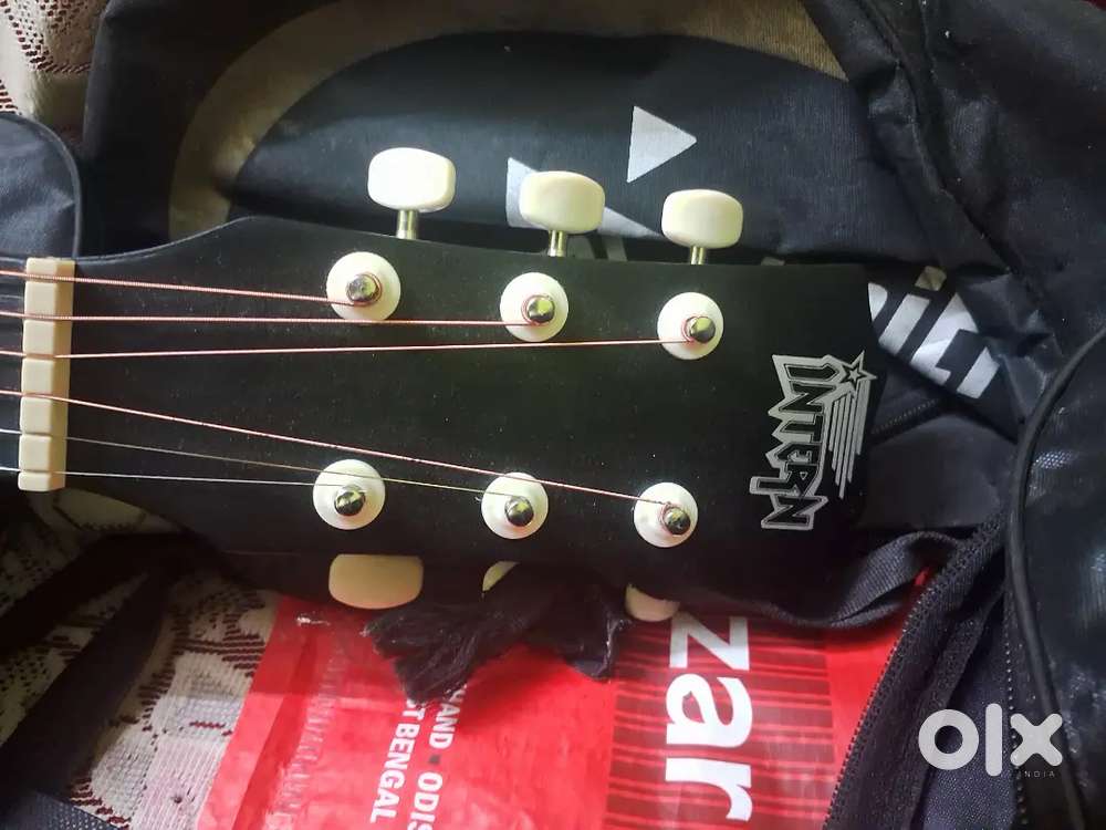 New Intern int-38c-bk guitar with guitar bag,picks(3),and some strings