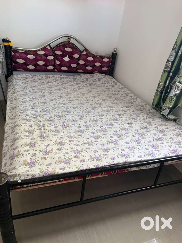 Iron bed queen size