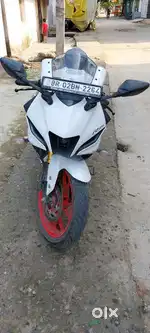 R15 V4 , WHITE