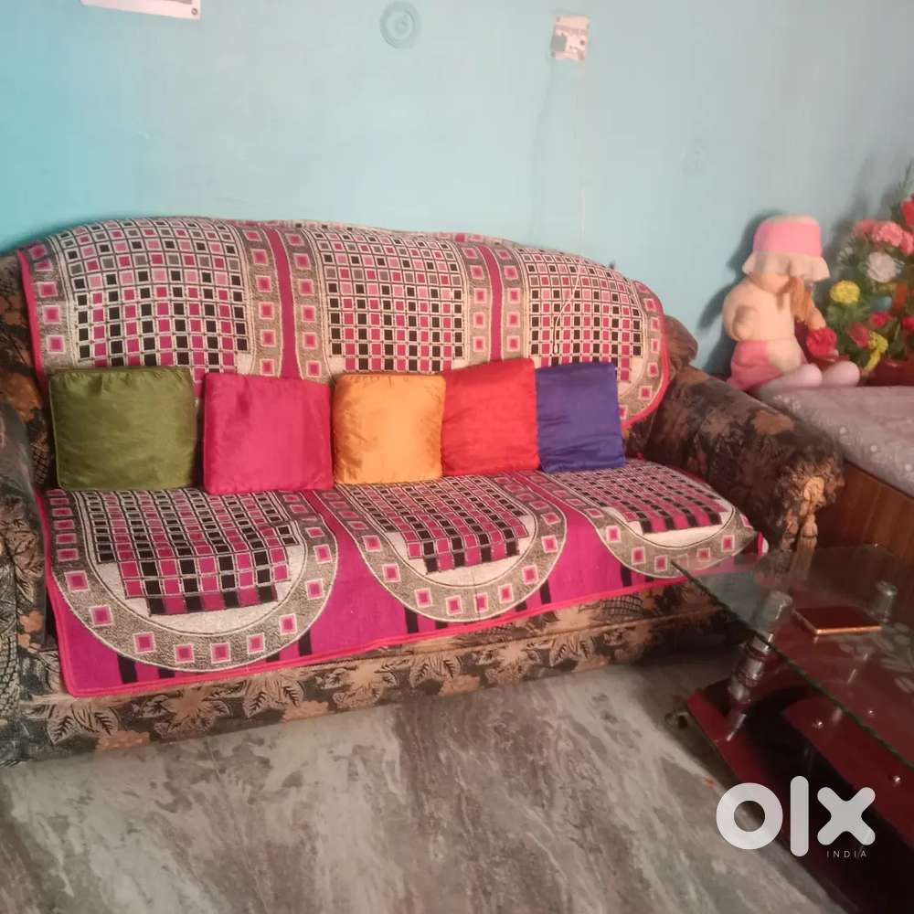 Sell sofa and table