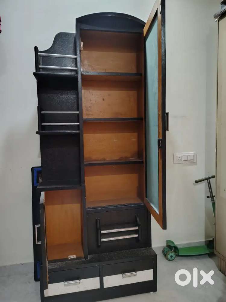 This dressing made of wooden with no scratches and no damage