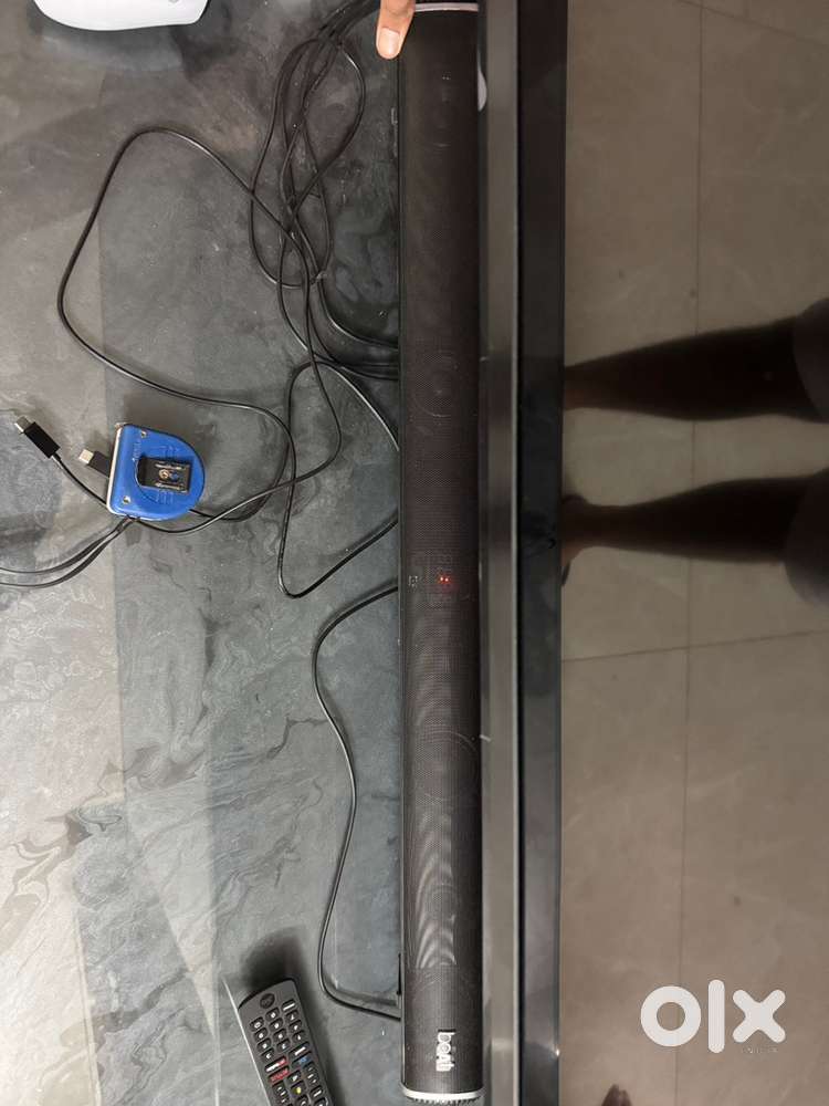 Boat Aavante Bar 2400 with sub woofer and 2 satellite speakers.