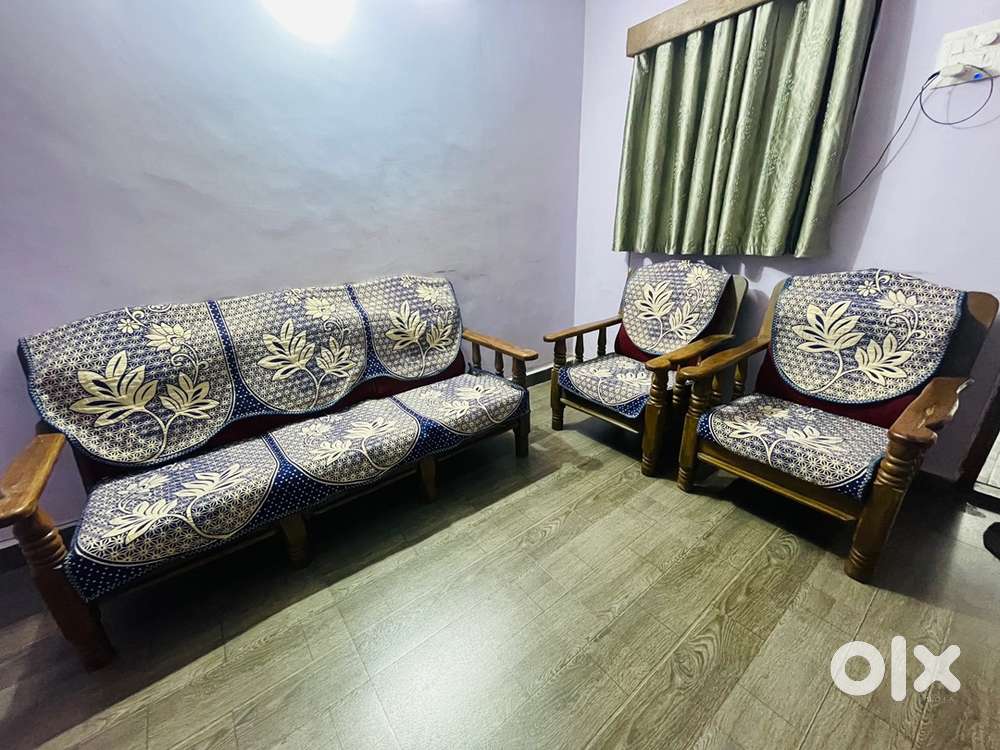 Sofa set 6 seater good quality with 2 different covera