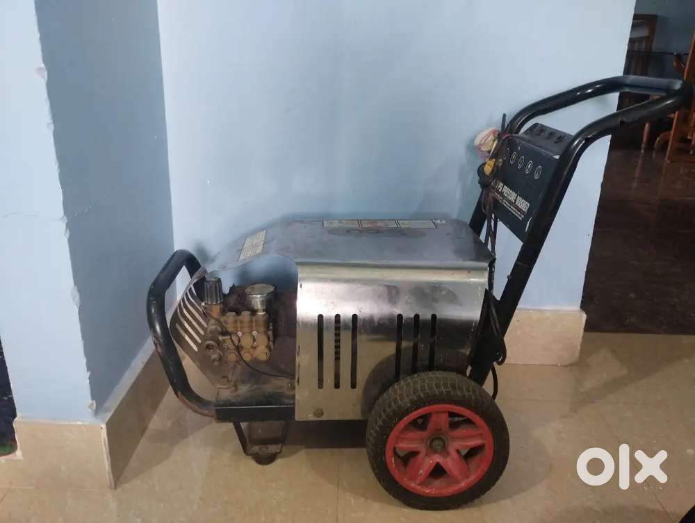 Water tank cleaning machine