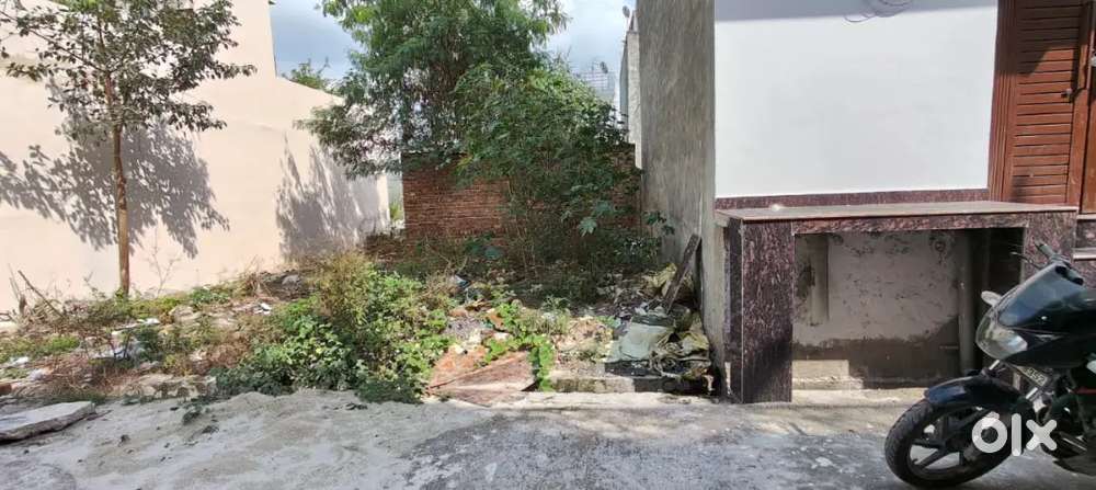 650000 plot sel karna hai