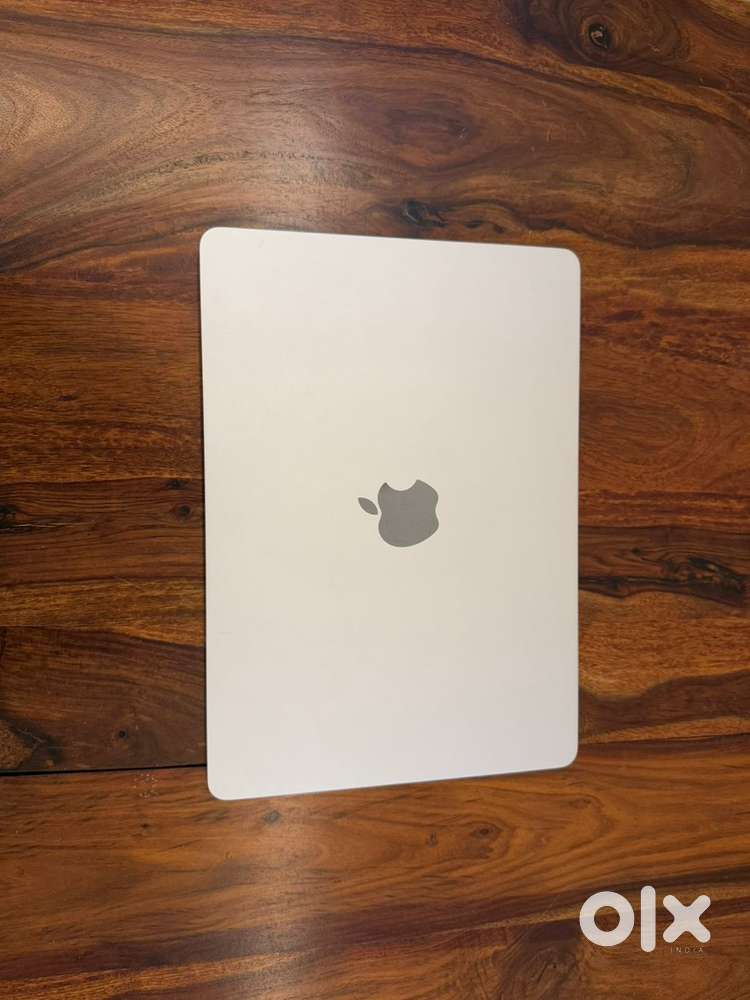 Apple MacBook Air M2 (13.6”) – 8GB RAM / 256GB SSD