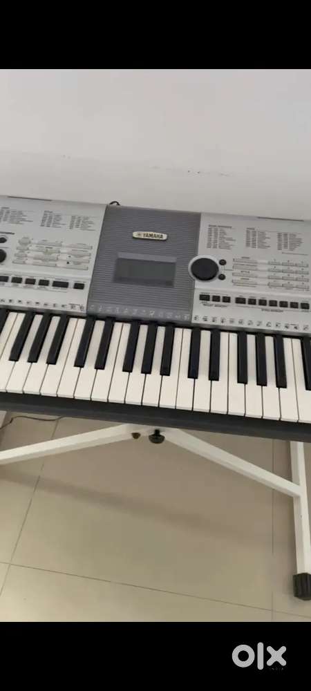Yamaha PSR I425 keyboard piano with stand