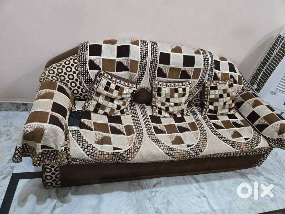 5 Seater sofa sets (5500) Centre Table(2600)