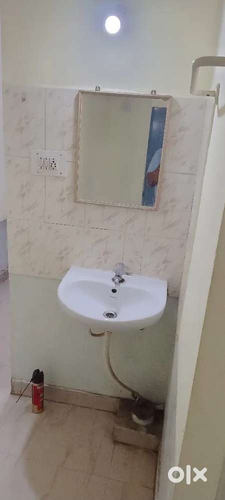close to JP nagar metro/busy stop. Centrally located. Good amenities