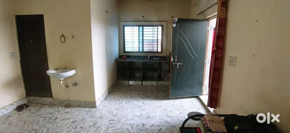 Rooms with attached latbath and kitchen available for rent