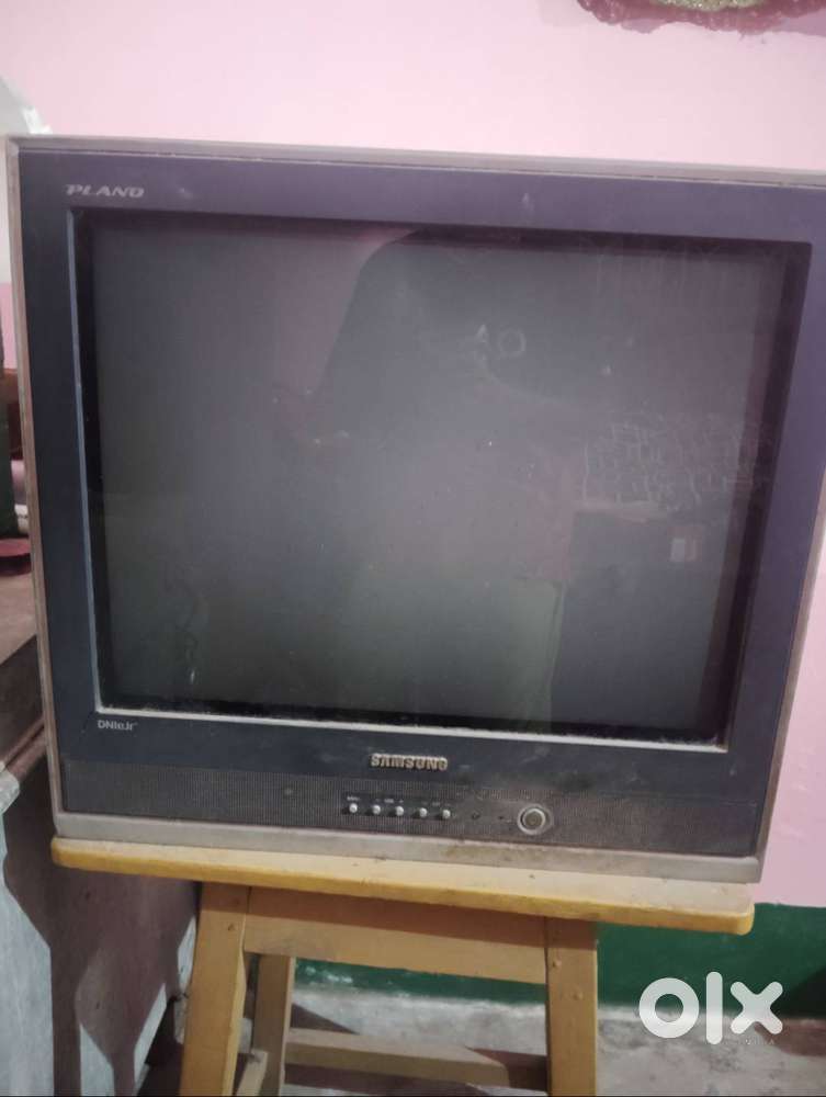 Samsung television. It appears to be a CRT (Cathode Ray Tube) model fr