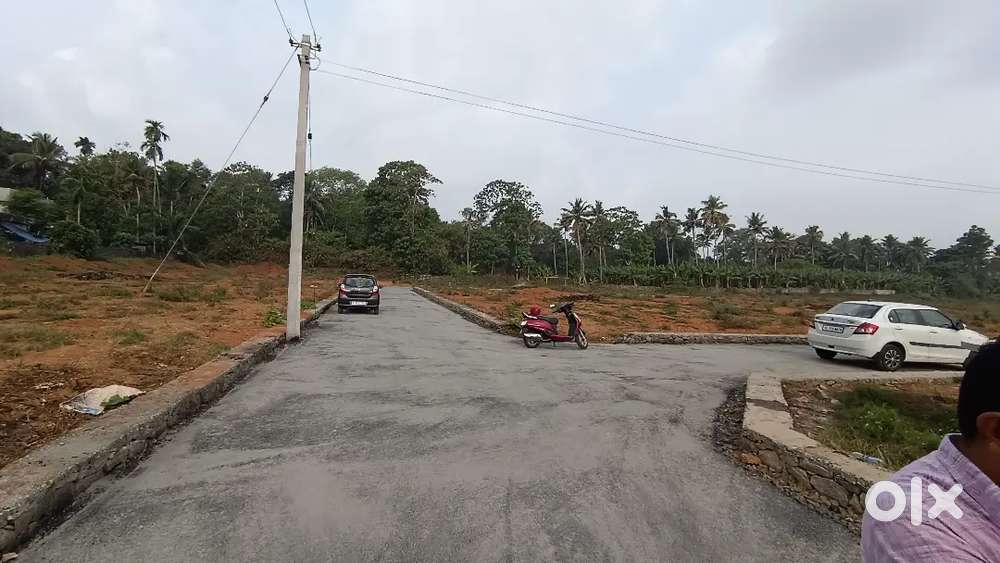 അങ്കമാലി അപ്പോളൊ ഹോസ്പിറ്റലിന് സമീപം  ഹൗസ് പ്ലോട്ടുകൾ 4, 5, 8, 10 സെ