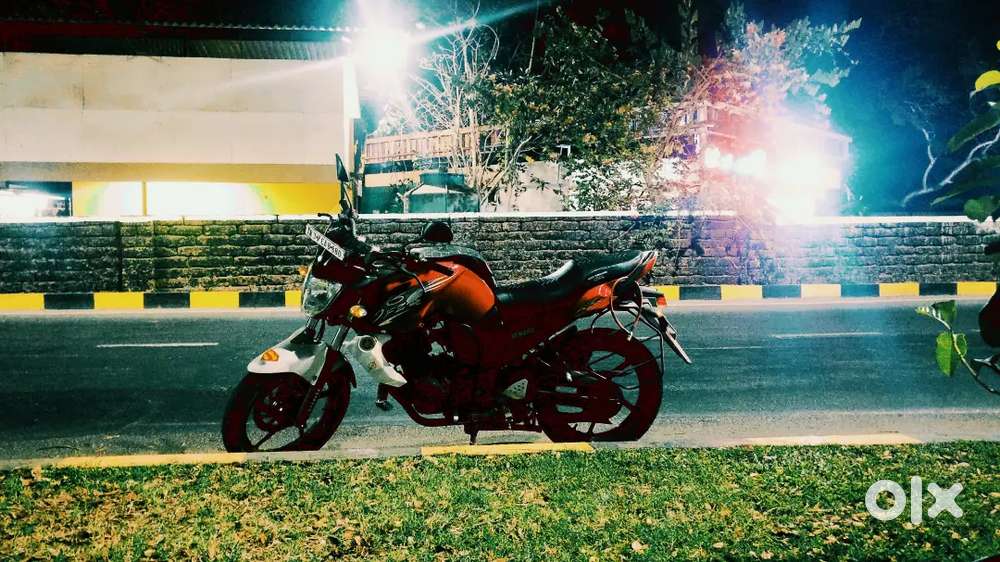 Yamaha FZS 2013 Red and white for sales.