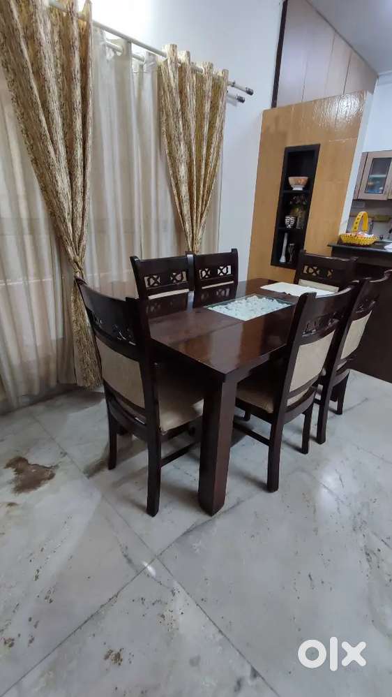 6 seater wooden daining table for sale