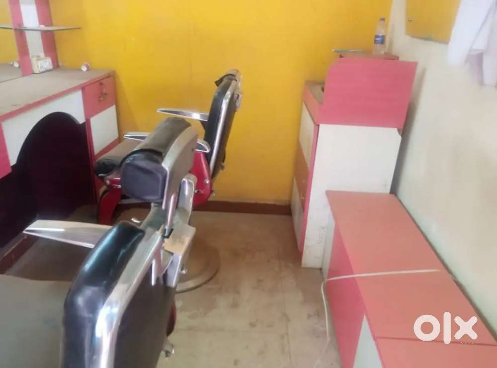 Saloon shop with furniture for rent.